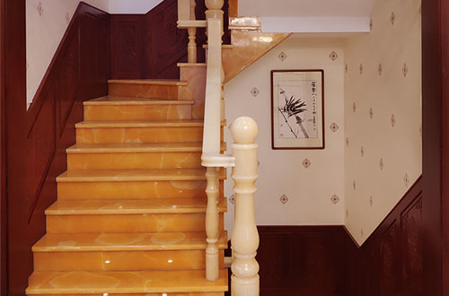 刚察中式别墅室内汉白玉石楼梯的定制安装装饰效果